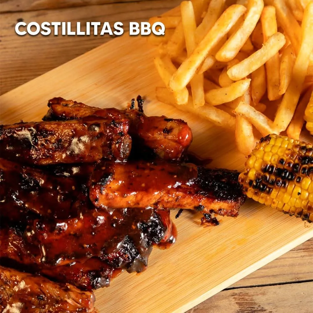 Costillitas BBQ glaseadas con papas a la francesa y elote asado
