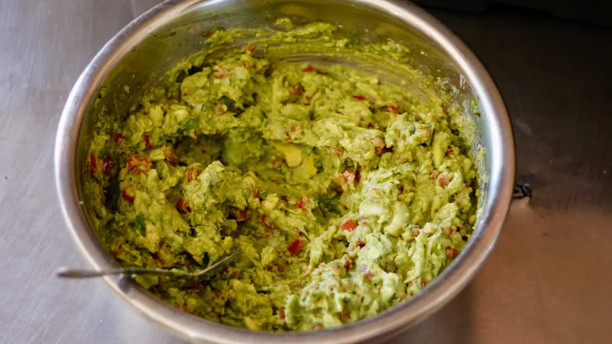 Guacamole con jitomate en un tazón de acero