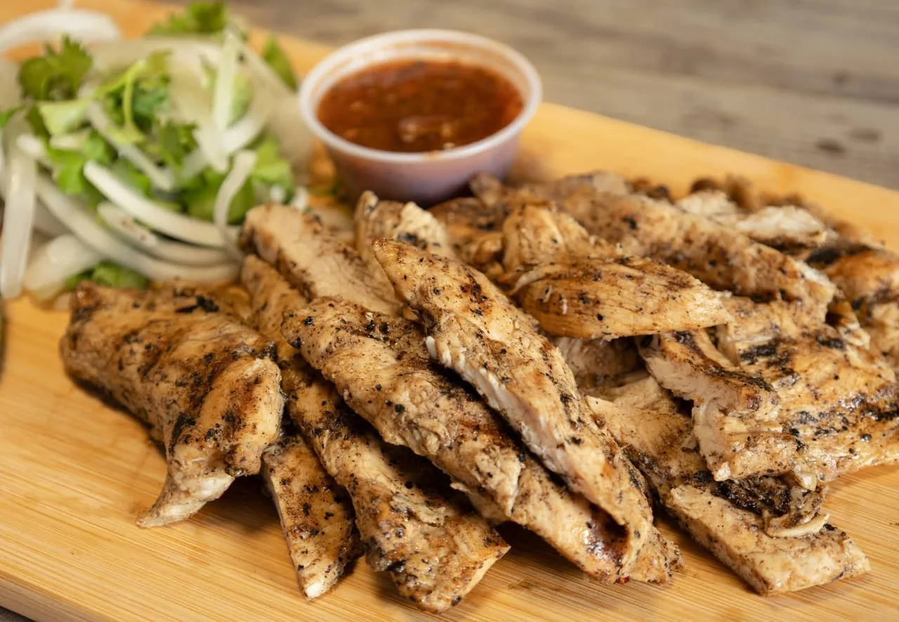 Tiras de pechuga asada sazonada con cebolla, cilantro y salsa