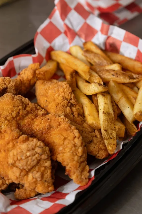 Pollo crujiente empanizado con papas a la francesa